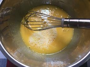 加入纯牛奶并搅拌均匀