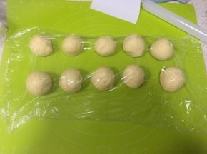 取出面团按压排气后分割为10份，盖上保鲜膜松弛10分钟