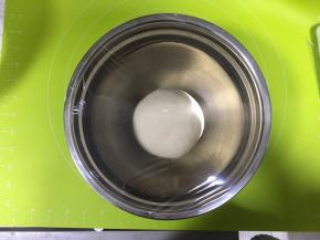 把面团滚圆放入容器内，盖上保鲜膜，放冰箱冷藏17小时以上