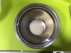 把面团滚圆放入容器内，盖上保鲜膜，放冰箱冷藏17小时以上