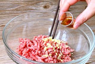 肉馅中加入姜蓉，花雕酒