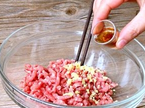 肉馅中加入姜蓉，花雕酒