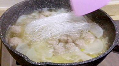 加入粉丝稍煮片刻