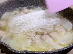 加入粉丝稍煮片刻