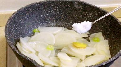 萝卜下锅加入白糖翻炒均匀