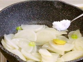 萝卜下锅加入白糖翻炒均匀