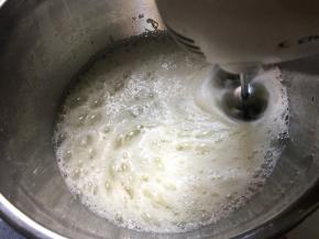 细砂糖分3次加入蛋清中打发
