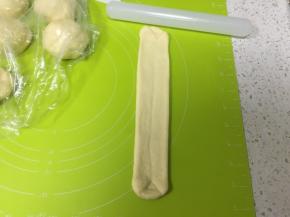 再次擀扁，宽度要一致