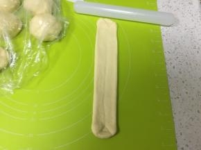再次擀扁，宽度要一致