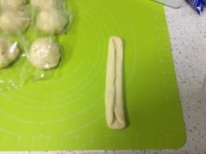 往中间对折，压一下