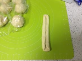 往中间对折，压一下