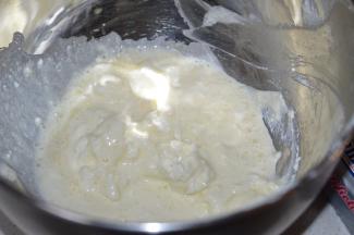 烤好的面团放到烤架上放凉，这时候可以来做奶酪馅。将奶油奶酪放入打蛋盆中，加入淡奶油和糖粉。