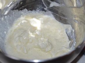 烤好的面团放到烤架上放凉，这时候可以来做奶酪馅。将奶油奶酪放入打蛋盆中，加入淡奶油和糖粉。
