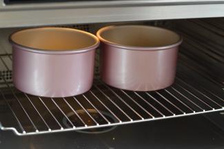 然后把面包放入蒸烤箱中进行二次发酵，温度为35度，50分钟，将面团发酵至2.5倍大。