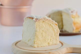 最后沾满奶粉即可，如果觉得奶粉有些甜腻，可以加入适量糖粉与奶粉搅拌混合，然后沾满即可。