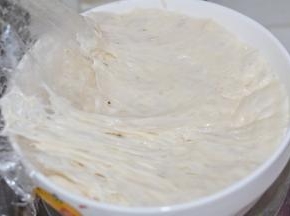 将中种面团材料放入一个大碗中（一定要大一点，发酵过程，面团会膨胀），然后用刮刀搅拌均匀，盖上保鲜膜，放入冰箱冷藏15到17个小时左右。（做好的面团体积会膨胀大约3倍，表面产生密集的气泡。）