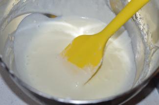 烧一锅水，无需煮沸，然后把打蛋盆放入热水中，隔热水用手动打蛋器搅拌成细腻的糊状即可。