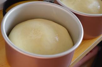 取一只小碗，打入一只室温鸡蛋打散，用毛刷蘸取少量蛋液，刷在面包表面上。与此同时，烤箱进行预热160度，我用蒸烤箱后部热风功能为180度预热。