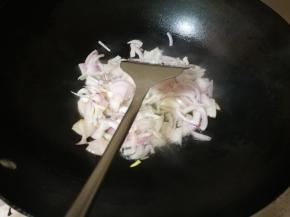 锅烧热，倒入油，放入切好的洋葱，翻炒