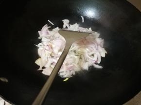 锅烧热，倒入油，放入切好的洋葱，翻炒