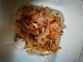 洋葱丝炒焦后捞出，香味扑鼻
