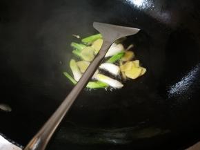 下入姜片，蒜白，炒香