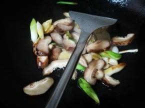 放入切好的花菇片，炒香