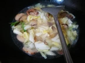 大白菜叶翻炒断生后，加入适量开水和泡花菇的水，不要太多，刚没过食物即可