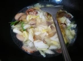 大白菜叶翻炒断生后，加入适量开水和泡花菇的水，不要太多，刚没过食物即可