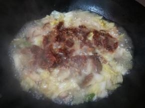 水开后，下入肉片，不要翻动，盖锅盖煮开