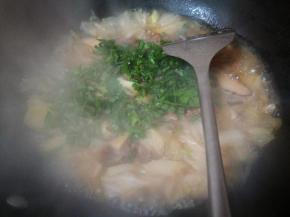 煮开后，再煮2分钟，开盖，放入切好的蒜青