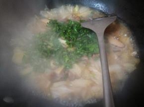 煮开后，再煮2分钟，开盖，放入切好的蒜青