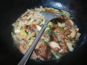 水开后加盐，生抽，黑胡椒粉调个味待用