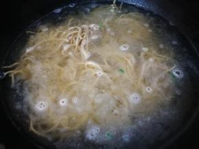锅烧热水，放入自制的苦荞面（前面有制作食谱）
