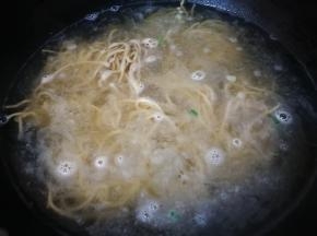 锅烧热水，放入自制的苦荞面（前面有制作食谱）