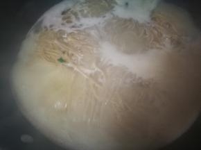 再次水开后，捞出面条，浇上蔬菜汤，可以享用了