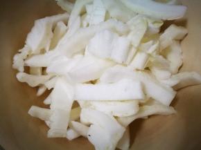 切成条状，加入适量盐，拌匀，腌一晚上