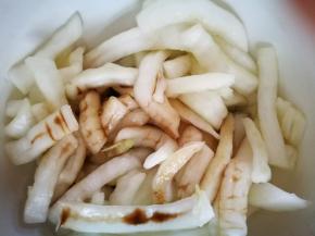 加入生抽，香醋，醋要多加点，适量白糖，搅拌均匀