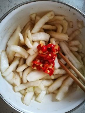 加入自制的大蒜剁椒，拌匀