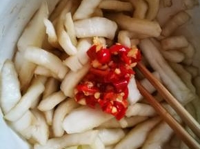 加入自制的大蒜剁椒，拌匀