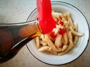 加一点芝麻香油，可以自己尝尝味道，放点泡椒和泡椒水更好吃，我没放是因为太辣了，胃有点受不了！