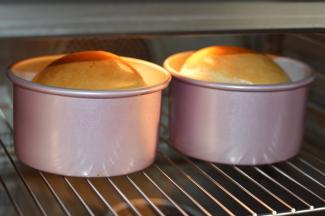 烤箱预热好之后，放入烤箱中下层，160度22分钟左右，注意表面上色，上色满意即使加盖锡纸。