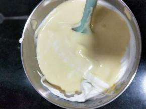 把混合好的蛋糕糊倒回蛋白盆内