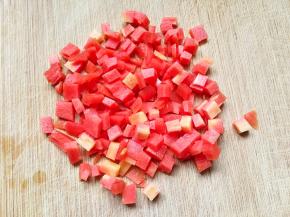 同时将胡萝卜切小粒。