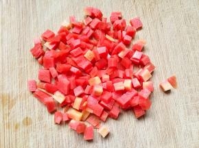 同时将胡萝卜切小粒。