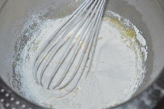 筛入低粉，再次搅拌均匀，不要过多搅拌，以免起筋。