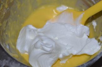 取三分之一的蛋白，加入蛋黄糊中。