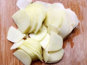 土豆去皮切薄片。