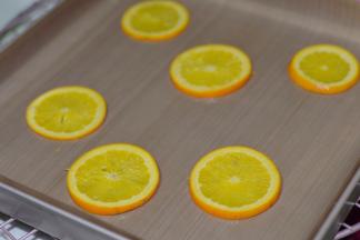 这里用到的是金盘，盘子垫上油布，然后把沥干水分的橙子放在油布上。