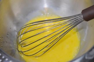 鸡蛋蛋清分离，蛋黄中加入60克放凉的橙子糖水，用打蛋器搅拌均匀。（配料里没有写糖水的份量，这一步一定要仔细看。）